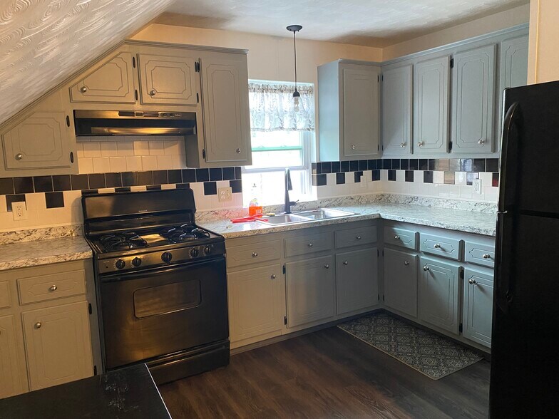 Kitchen - 198 Tecumseh St