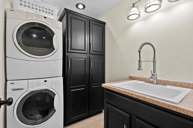 Building Photo - Four bedroom, 3 Bathroom with Bonus Room a...