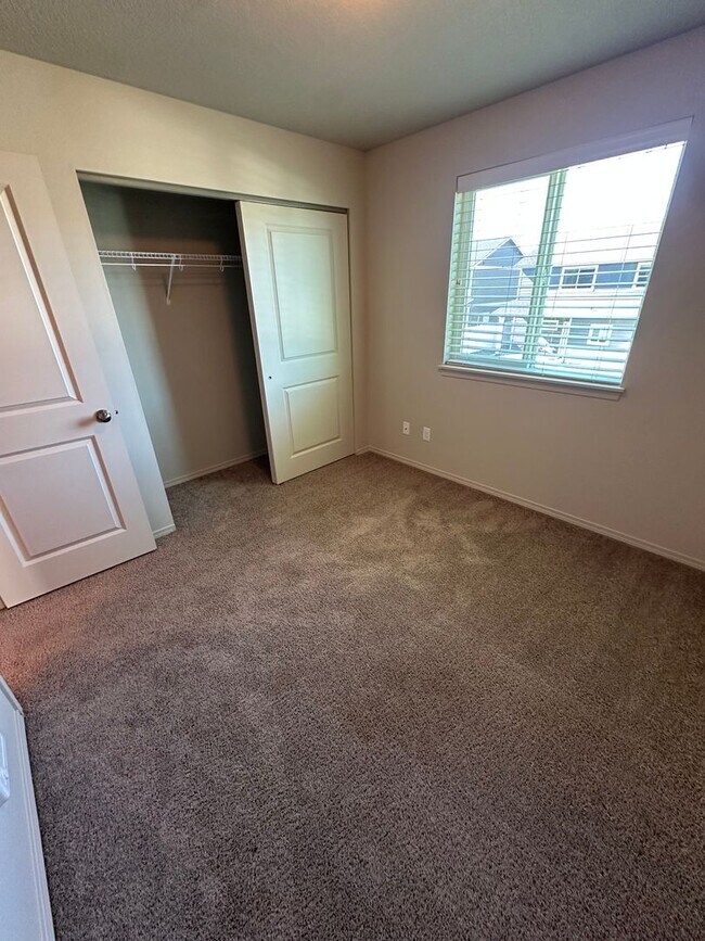 Building Photo - Stunning 4 Bedroom 2.5 Bath Duplex town ho...