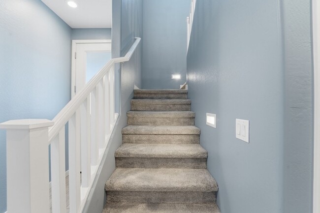 Building Photo - ** Like new Luxurious Modern townhome with 2 Master Suits in Warner Meadows**