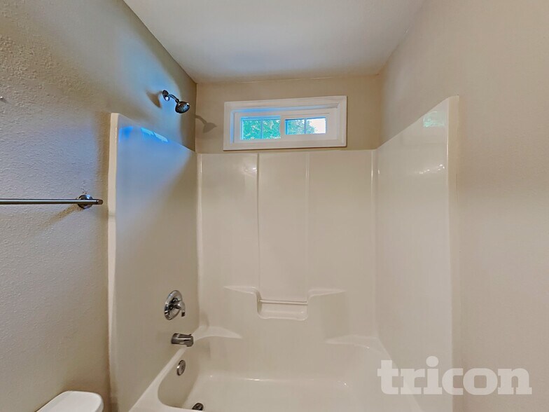 Building Photo - 2013 Kansas City Dr