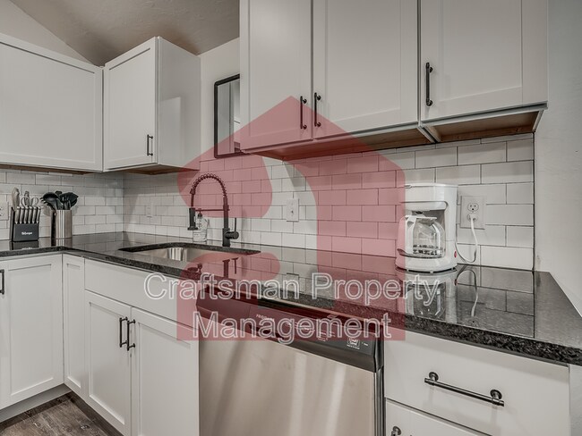 Building Photo - 208 E Mosier St