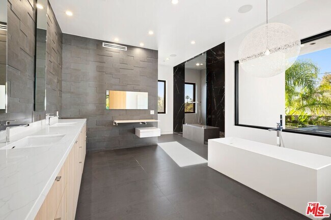 Building Photo - 853 N Kilkea Dr