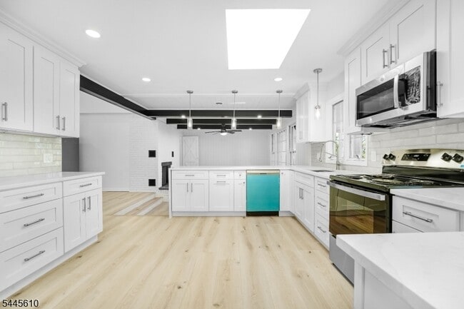 Building Photo - 306 Warrenville Rd