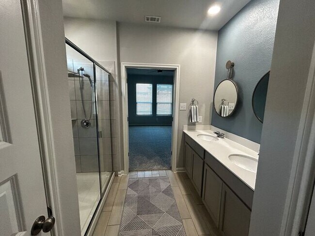 Building Photo - 3BR/2BA single-family home with fenced yard and attached garage in Jarrell, TX.