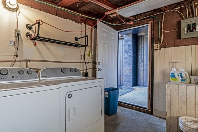 Building Photo - Fully Remodeled 3 Bedroom Home in Historic...