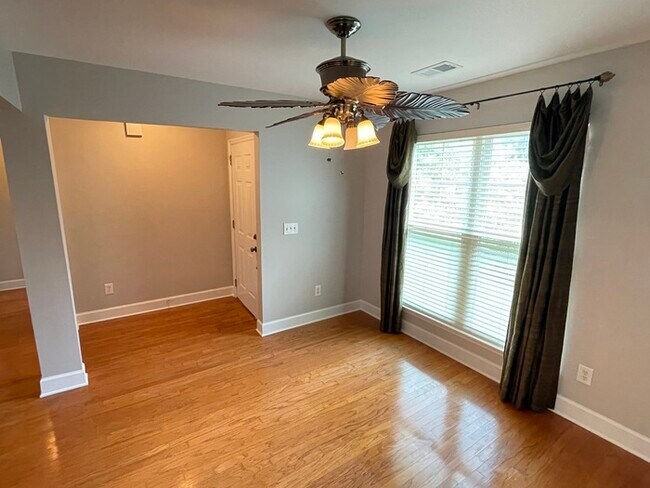 Building Photo - Hickory Hills home with fenced yard and deck!