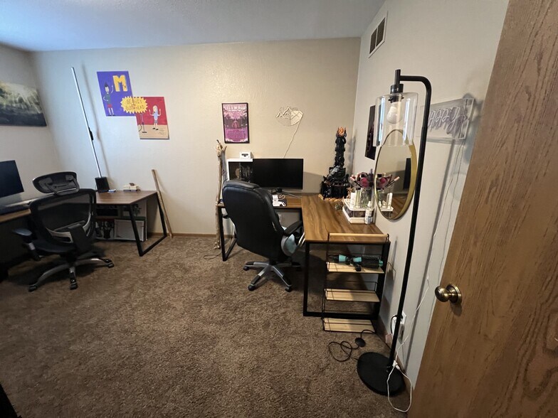 2nd bedroom - 2139 Hummingbird Dr