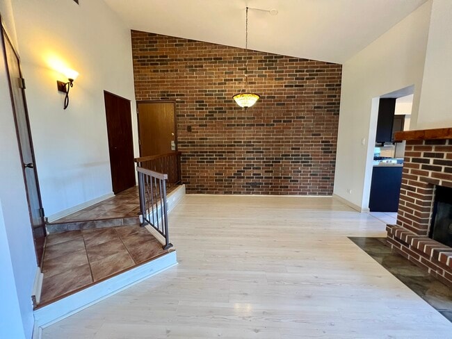 Building Photo - 5985 Lakeside Pl