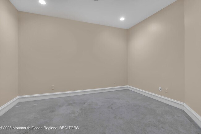 Building Photo - 131 Oval Rd