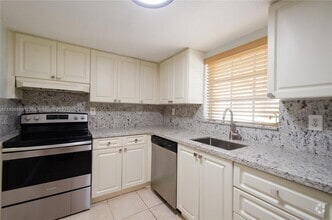 Building Photo - 8650 SW 109th Ave