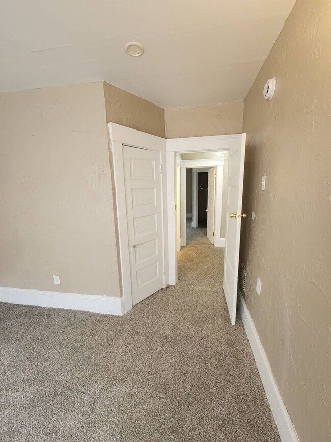 Building Photo - Charming 4-Bedroom Property in Prime Location