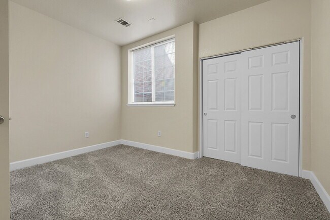 Building Photo - $2,695- 3 Bed, 3 Bath Updated Townhouse wi...