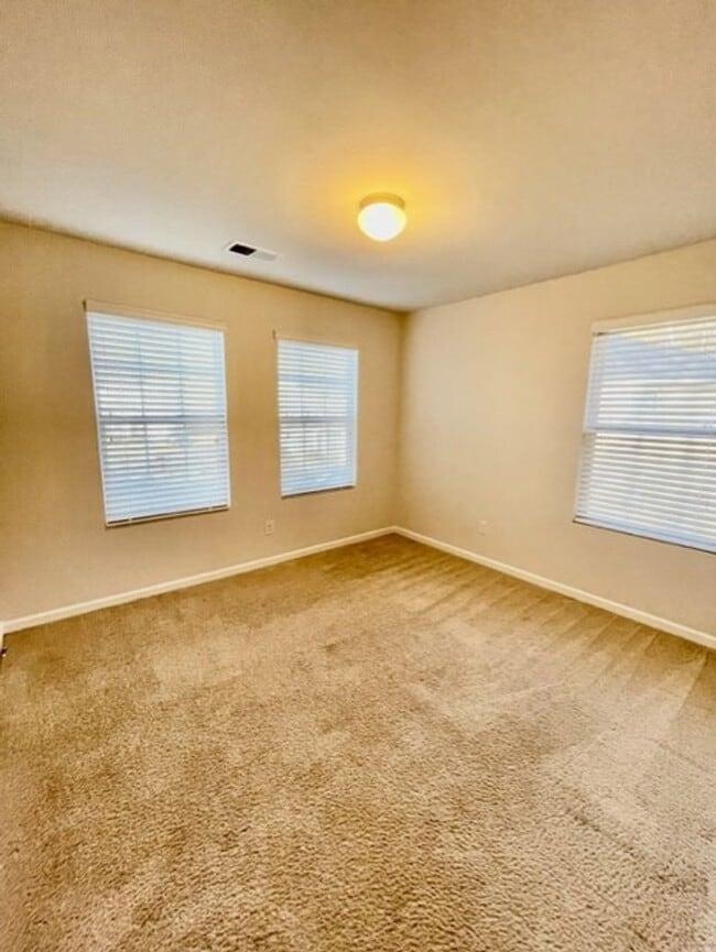 Building Photo - Luxurious 2 story 3 bedroom 2.5 bath Townhomes. Located in Salisbury