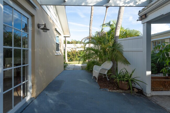 Building Photo - 245 Cortez Rd