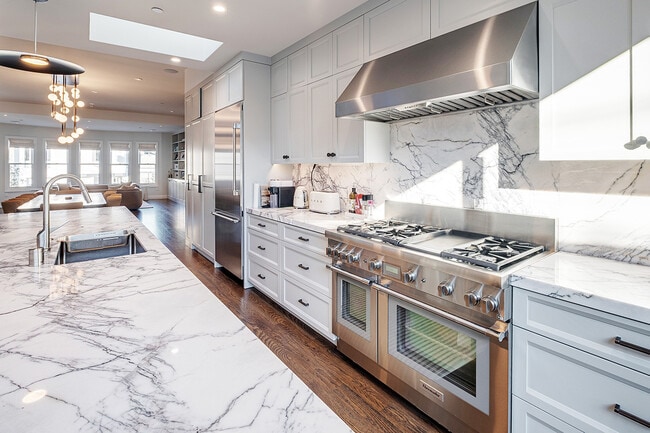 Building Photo - 463 Duncan St