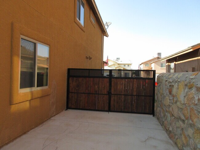 Building Photo - 14310 Island Point Dr