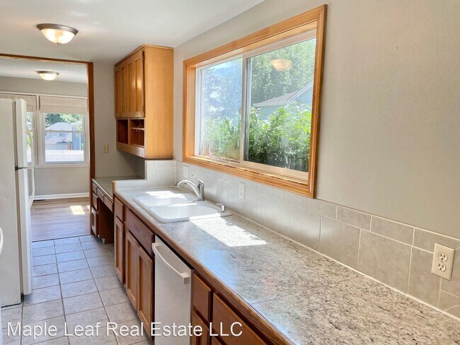 Building Photo - 3 br, 1.5 bath House - 11721 Roosevelt Way NE