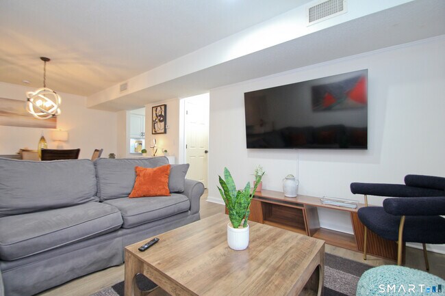 Building Photo - 1 Concorde Way