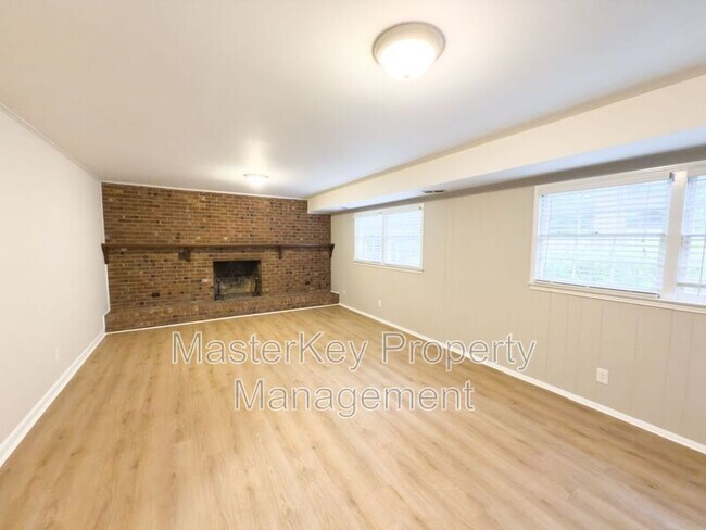 Building Photo - 544 Ellynn Dr