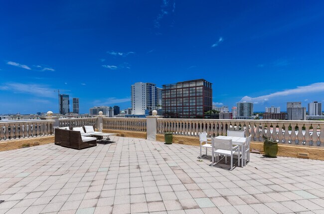 Building Photo - 403 S Sapodilla Ave