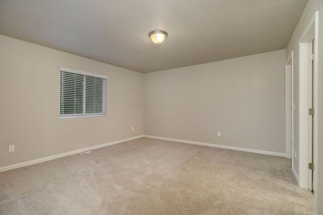 Building Photo - 10847 Carmen Oak Dr SE