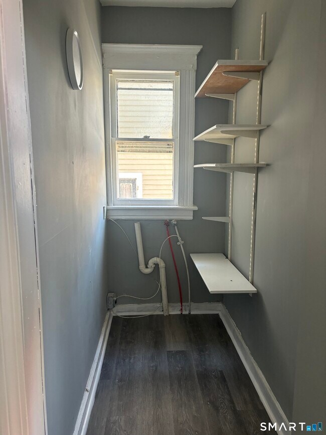 Building Photo - 473 Putnam St