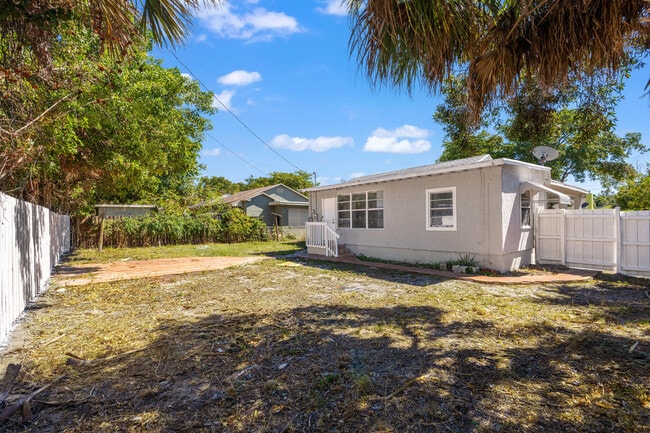 Building Photo - 933 30th Ct