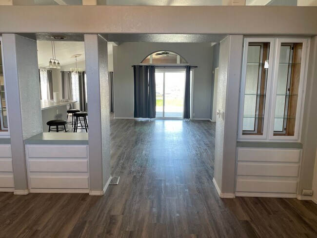 Building Photo - Sweeping Views of Cascade Valley