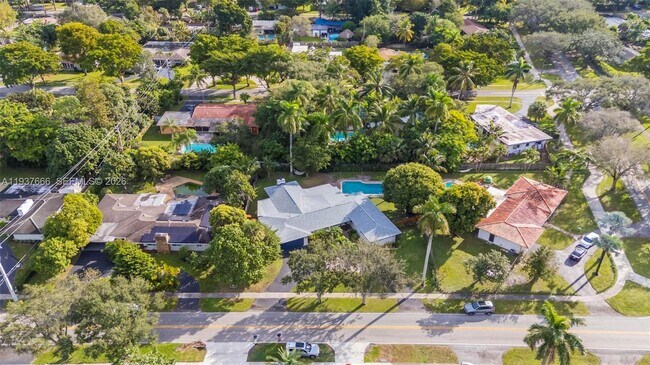 Building Photo - 812 Holly Ln