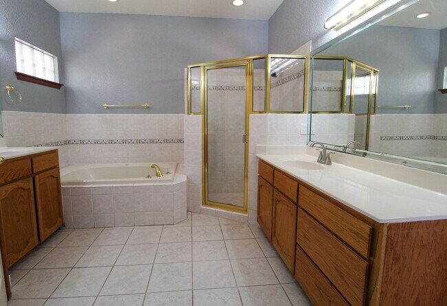 Building Photo - 2081 Paseo Del Prado Dr
