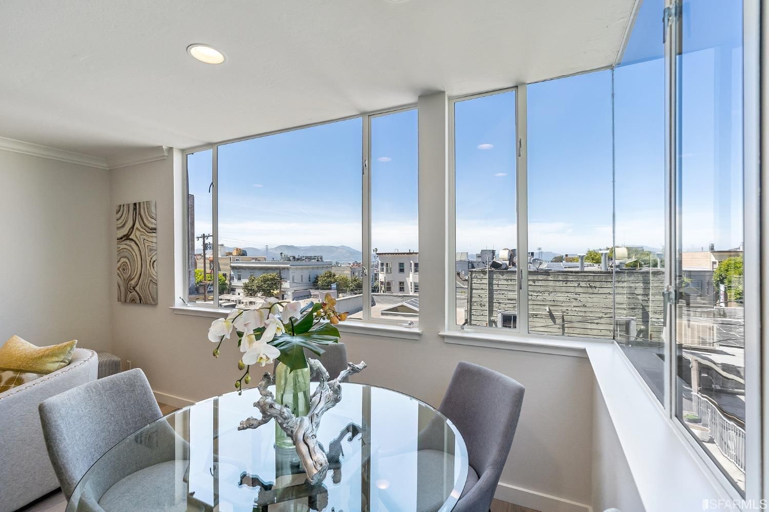 Upper level dining area - 2920 Buchanan St