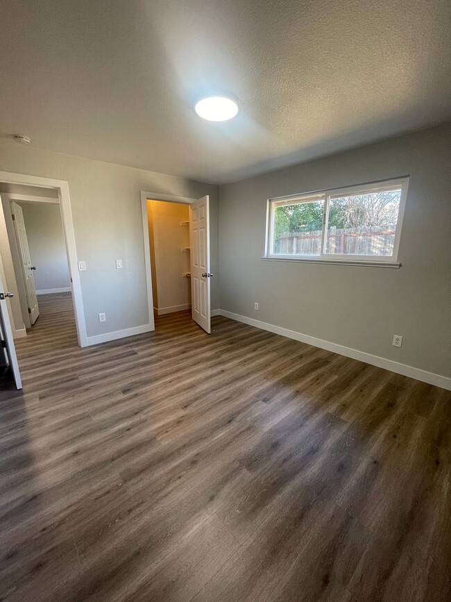 Building Photo - Newly Remodeled 5 Bedroom 3 Bath Home in C...