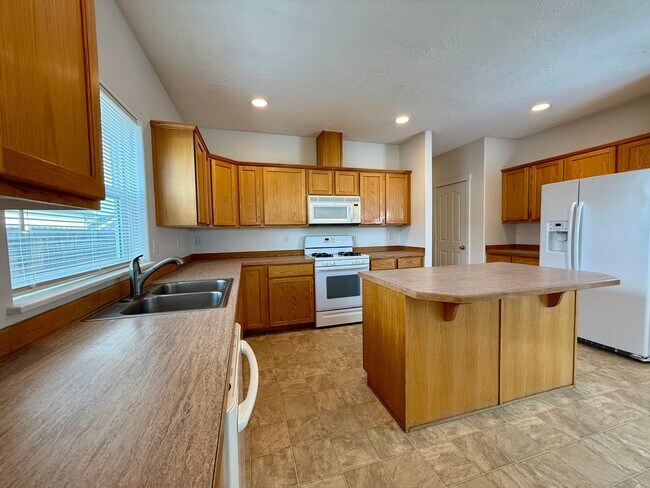 Building Photo - SCHEDULE A TOUR TO VIEW THIS VERY SPACIOUS HOME IN REDMOND!!