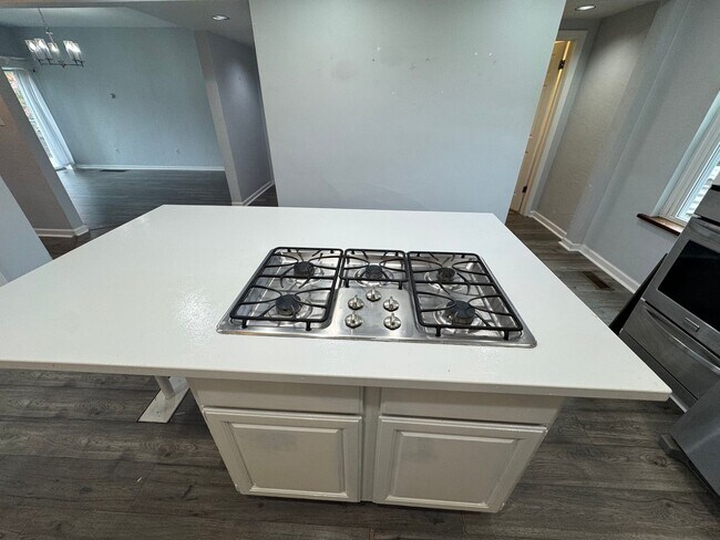 Building Photo - Spacious Private Oasis - 3 Bedroom 2 Bathr...