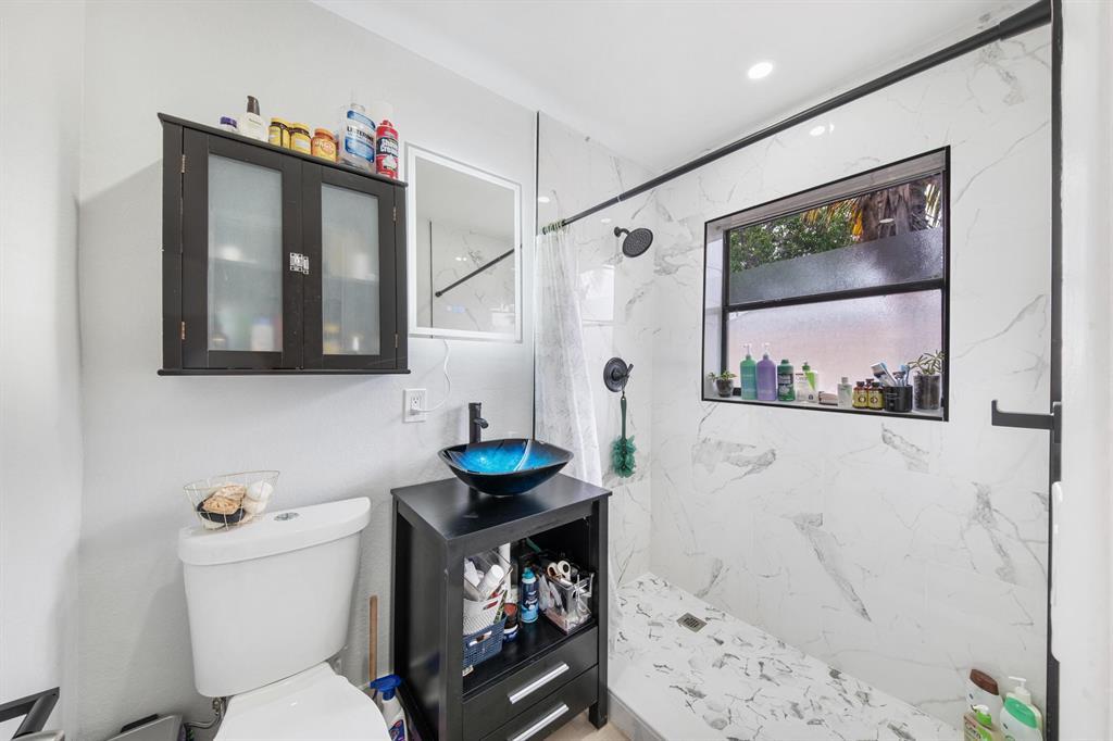 Building Photo - 901 NE 40th St