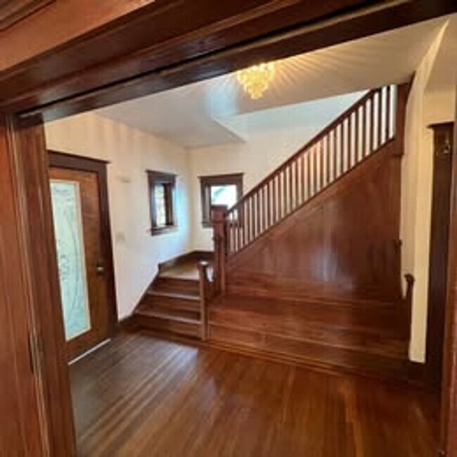Building Photo - 3 Bed | 2 Bath | McKinley Park Area — $3,375/Month