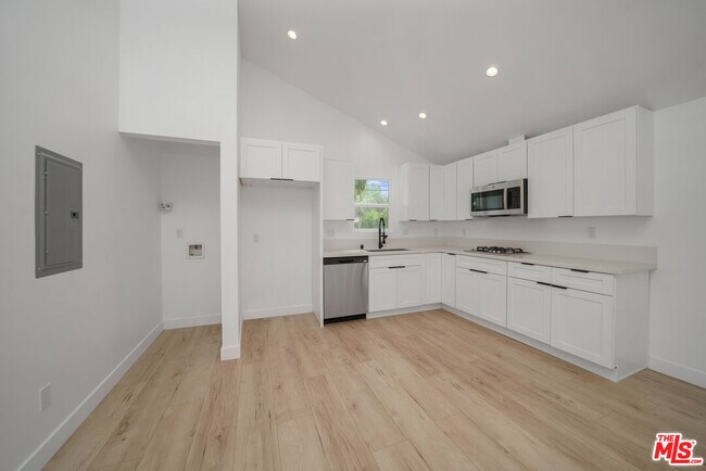 Building Photo - 6835 Yolanda Ave