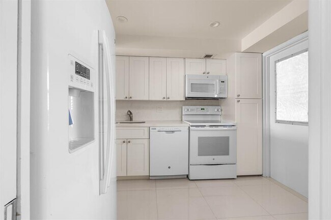 Building Photo - 3050 N Palm Aire Dr