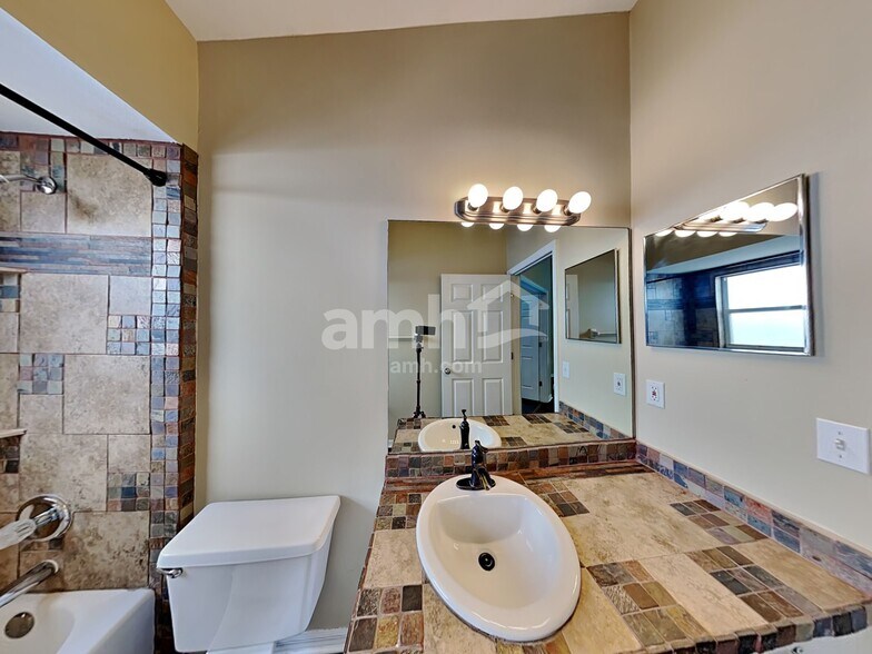 Building Photo - 7011 Silverwood Dr