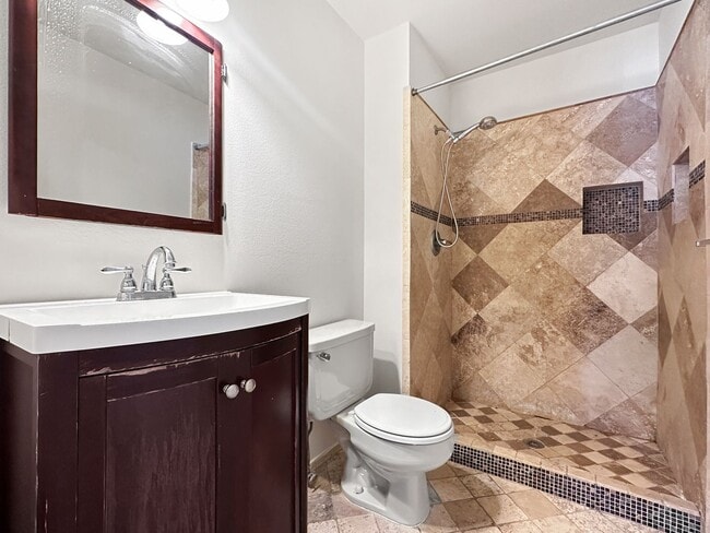 Building Photo - Charming 2-Bedroom Condo in Prime Location...