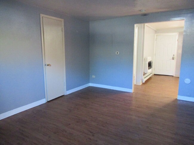 Building Photo - Spacious 3 bed/1 bath basement unit availa...