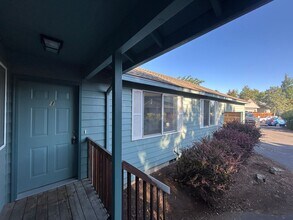 Building Photo - 1073 NE Hidden Valley Dr