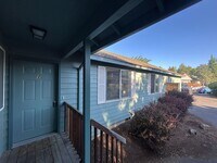 Building Photo - 1073 NE Hidden Valley Dr