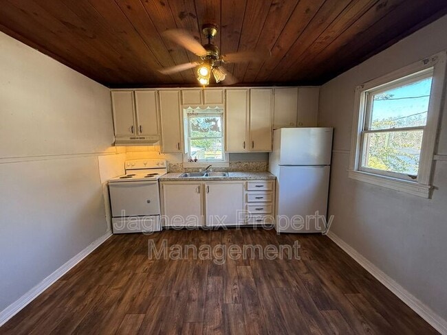 Building Photo - 417 W Logan St