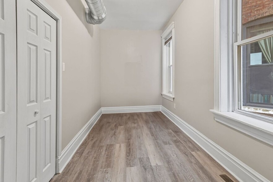 Building Photo - 1345 N Maplewood Ave