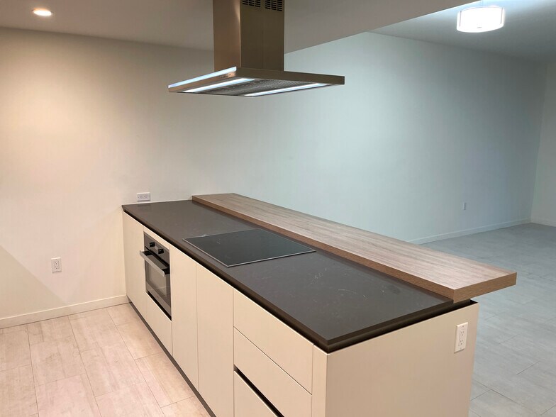 Building Photo - 1000 Brickell Plz