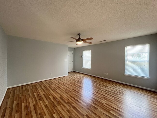 Building Photo - Classic 3BD, 2BA Apex Home in a Prime Location with a Fully Fenced Yard