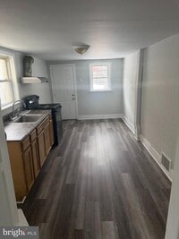 Building Photo - 104 W Elm St