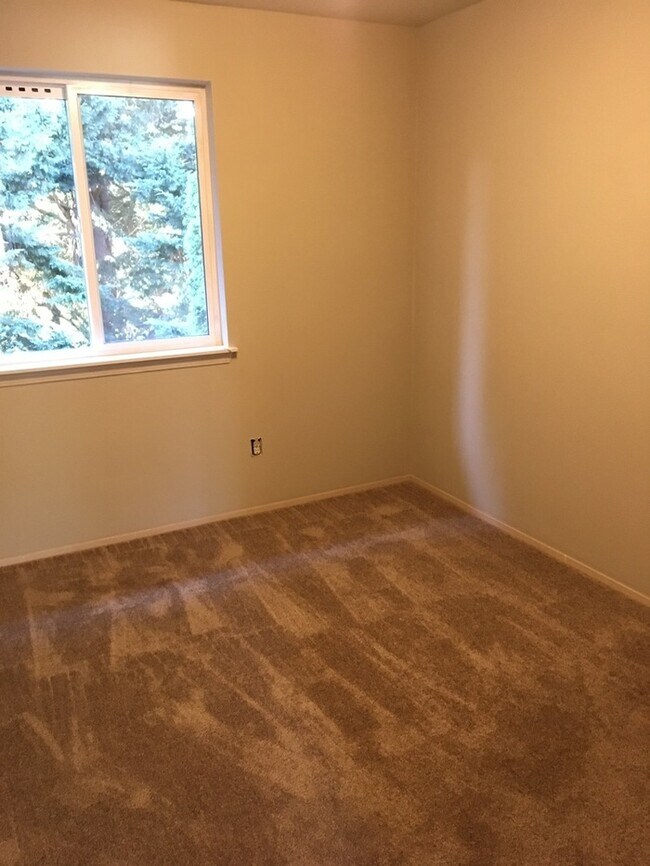 Building Photo - Orting 3bdr 1.5 bath Townhouse w/ garage